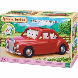 Rodinné cestovné auto červené s kočíkom a autosedačkou