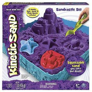 Spin Master Kinetic Sand Box Sada (Sand Box & Náradie - 1lb / 454g) - fialová farba